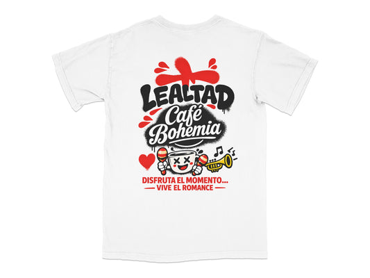 White t-shirt with "Lealtad Café Bohemia" graphic and "Disfruta el momento—vive el romance" text.